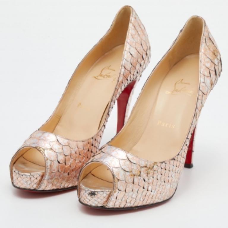 La silueta arquitectónica y los cortes precisos de este par de zapatos de salón de Christian Louboutin ejemplifican la maestría de la marca en el arte de fabricar tacones de aguja. Finamente creado a partir de piel de pitón, está detallado con