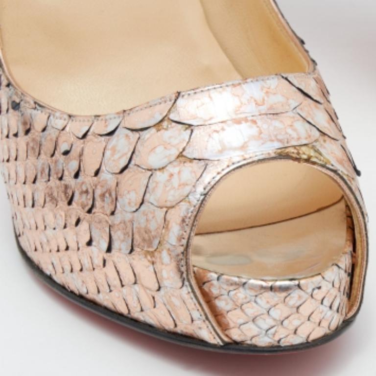 De las mujeres Christian Louboutin Bombas con puntera abierta Very Prive de pitón dorado rosa Tamaño 38.5 en venta