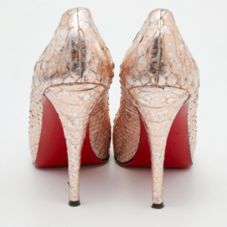Christian Louboutin Bombas con puntera abierta Very Prive de pitón dorado rosa Tamaño 38.5 en venta 1