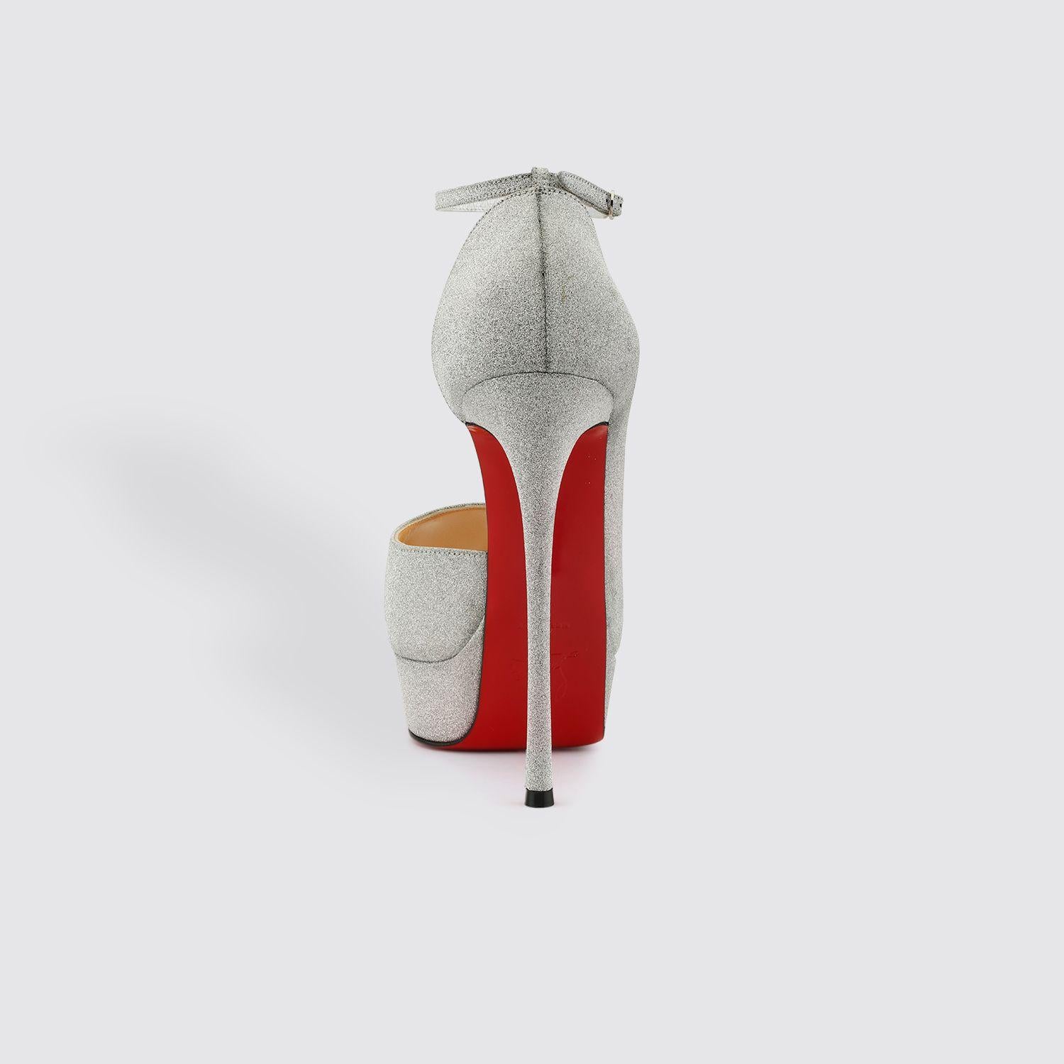 The Round Chick Alta pump is noted for its heart-shaped notches at the ankle and the tip of its bold cut. Its wedge sole rises to a 150 mm heel. Its sophisticated and elegant asymmetrical upper is underscored by discreet topstitching and enhanced by