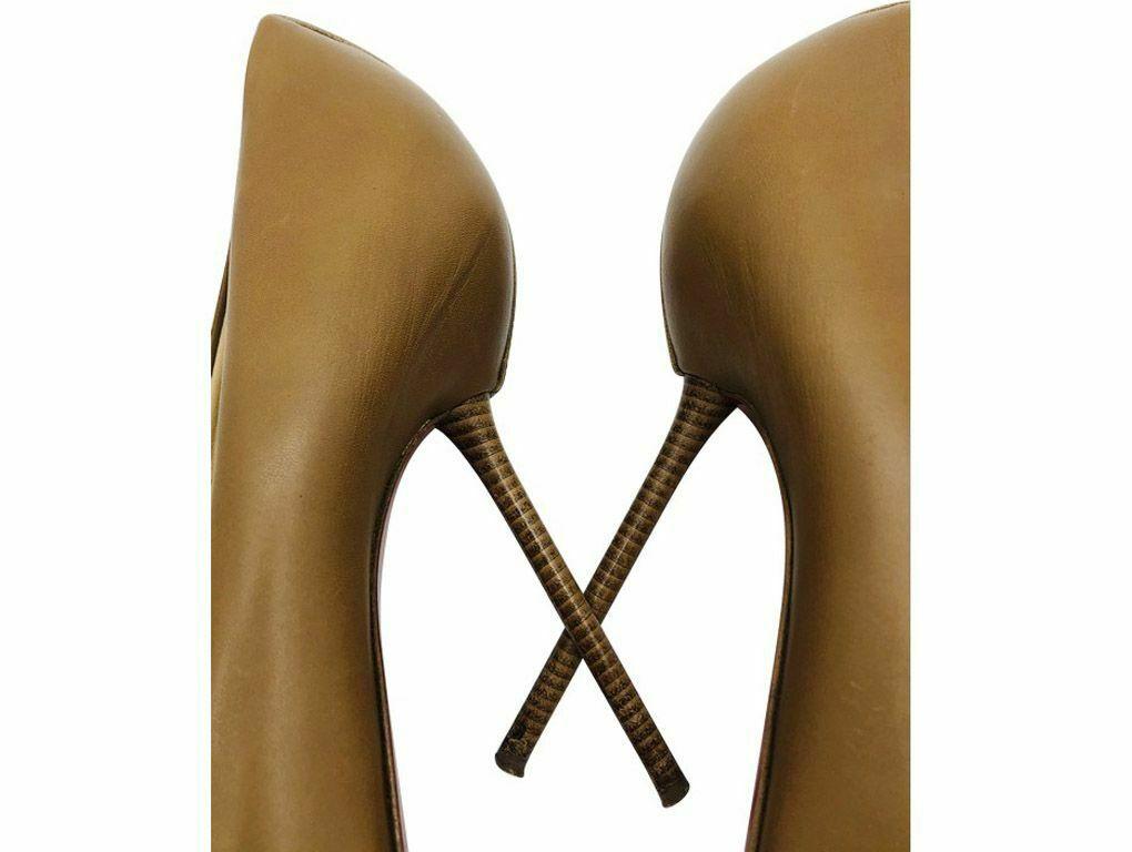 Christian Louboutin Round Toe Heeled Pumps - Size 40 UK 7 - Beige Leather In Good Condition For Sale In London, GB