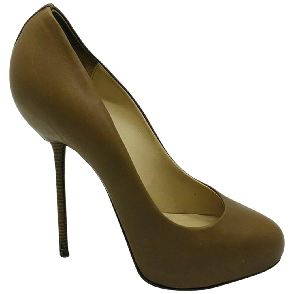 Christian Louboutin Round Toe Heeled Pumps - Size 40 UK 7 - Beige Leather For Sale