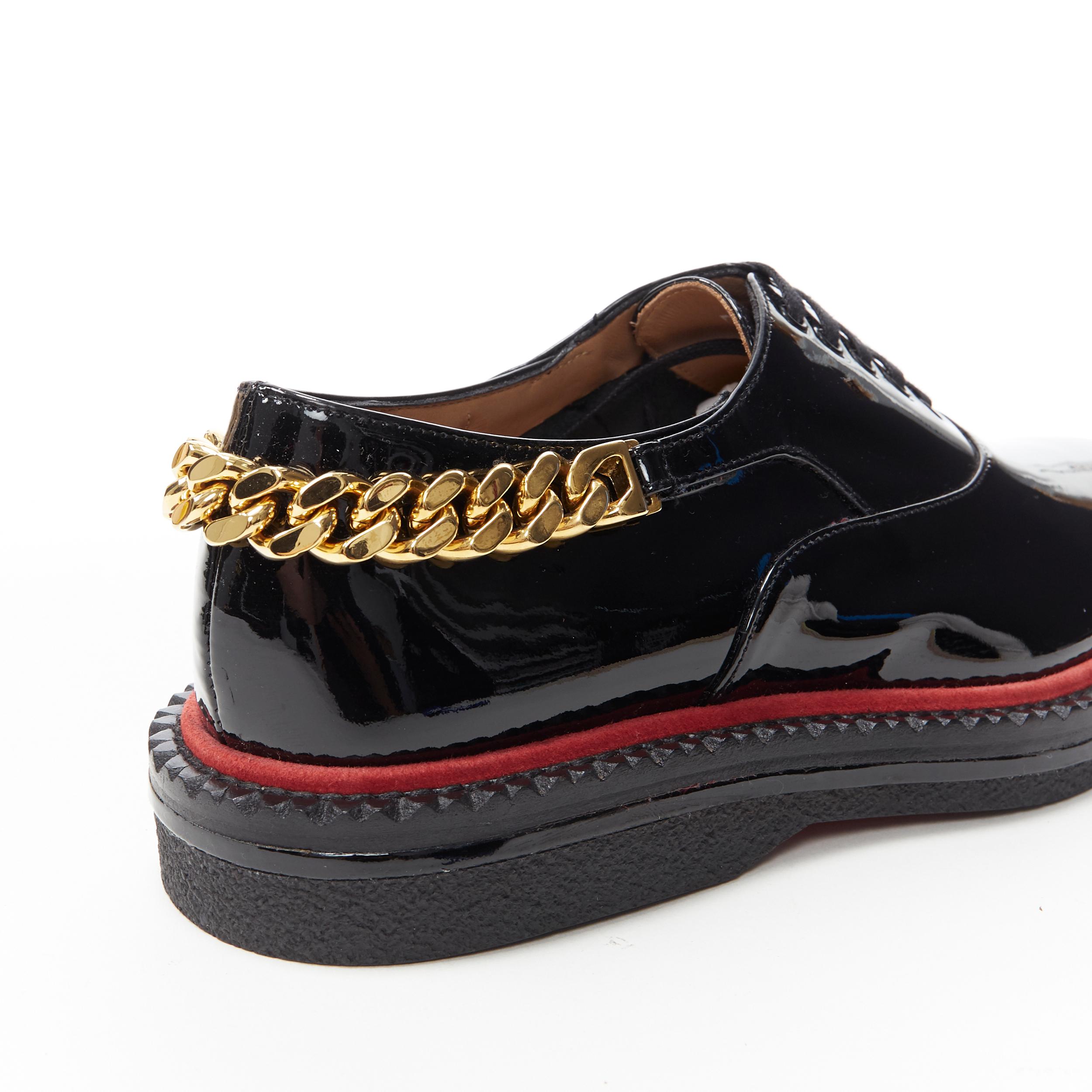 CHRISTIAN LOUBOUTIN Roy Flat black patent gold chunky chain XL sole brogue EU41
Brand: Christian Louboutin
Designer: Christian Louboutin
Model Name / Style: Brogue
Material: Patent leather
Color: Black
Pattern: Solid
Closure: Lace up
Extra Detail: