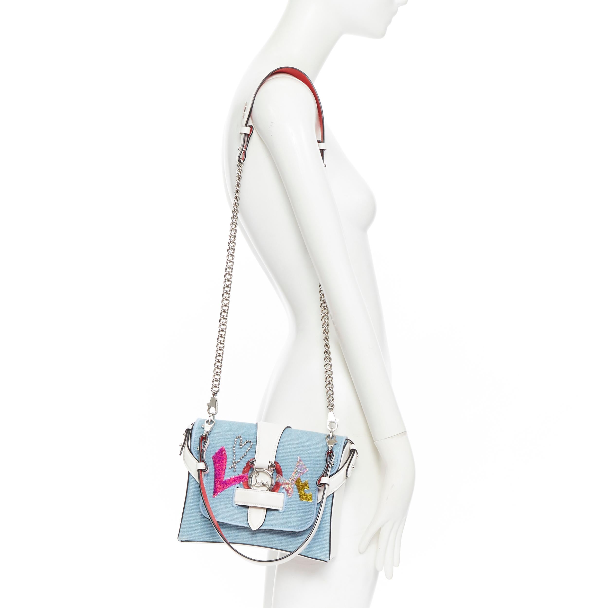 CHRISTIAN LOUBOUTIN Borsa a tracolla con catena in denim blu chiaro con paillettes Love Rubylou Love
Marchio: Christian Louboutin
Designer: Christian Louboutin
Nome del modello / Stile: Rubylou
Materiale: Cotone
Colore: blu
Modello: Tinta