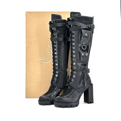 Stivali al ginocchio con lacci e suola a tasselli "Sand And Glory 100" di Christian Louboutin, taglia 37