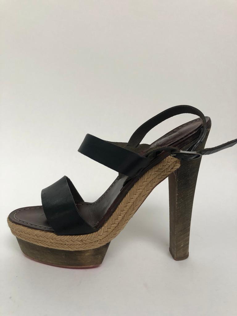 CHRISTIAN LOUBOUTIN  sandals In Good Condition For Sale In New York, NY