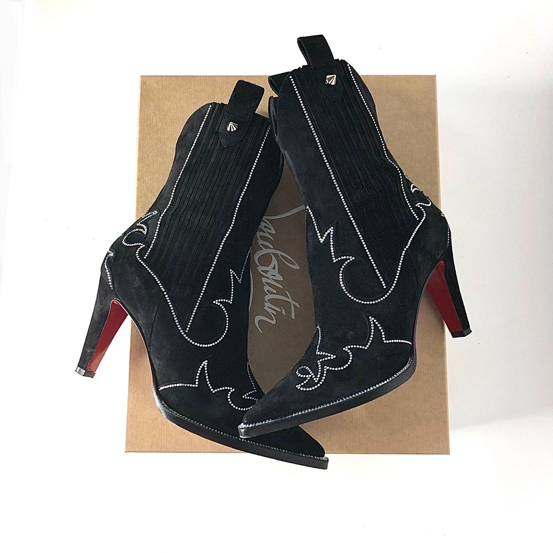 Christian Louboutin Santigag Strass 85 Stivali bassi in camoscio nero stile western 38
Con scatola originale, con dustbag
Colore Nero
Taglia 38EU
Tomaia in pelle scamosciata
Foderato in pelle
Looping impreziosito da punte.
Albero corto
Dettagli in
