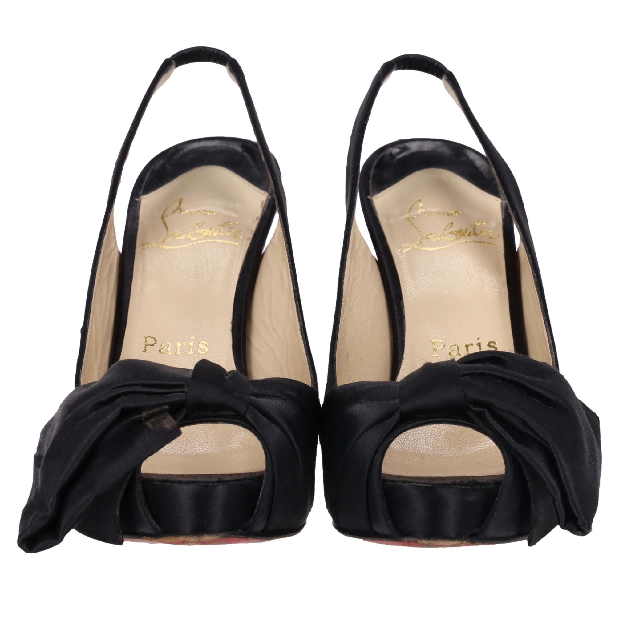 Christian Louboutin Bombas con punta y detalle de lazo de satén

Tacones negros de satén adornados con un lazo de gran tamaño en la parte delantera.

Con un diseño peep-toe, cierre de hebilla y tacón de aguja.

Precio aprox. 850

Talla - 37

Estado