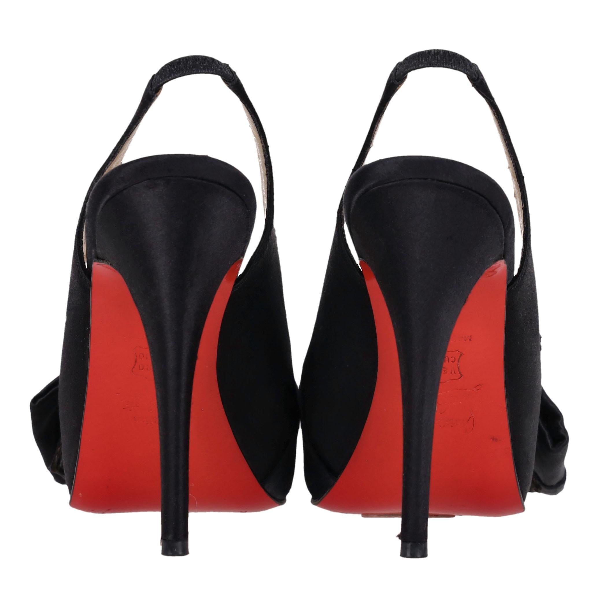 Christian Louboutin Bombas con punta y detalle de lazo de satén en Bastante bueno estado para la venta en London, GB