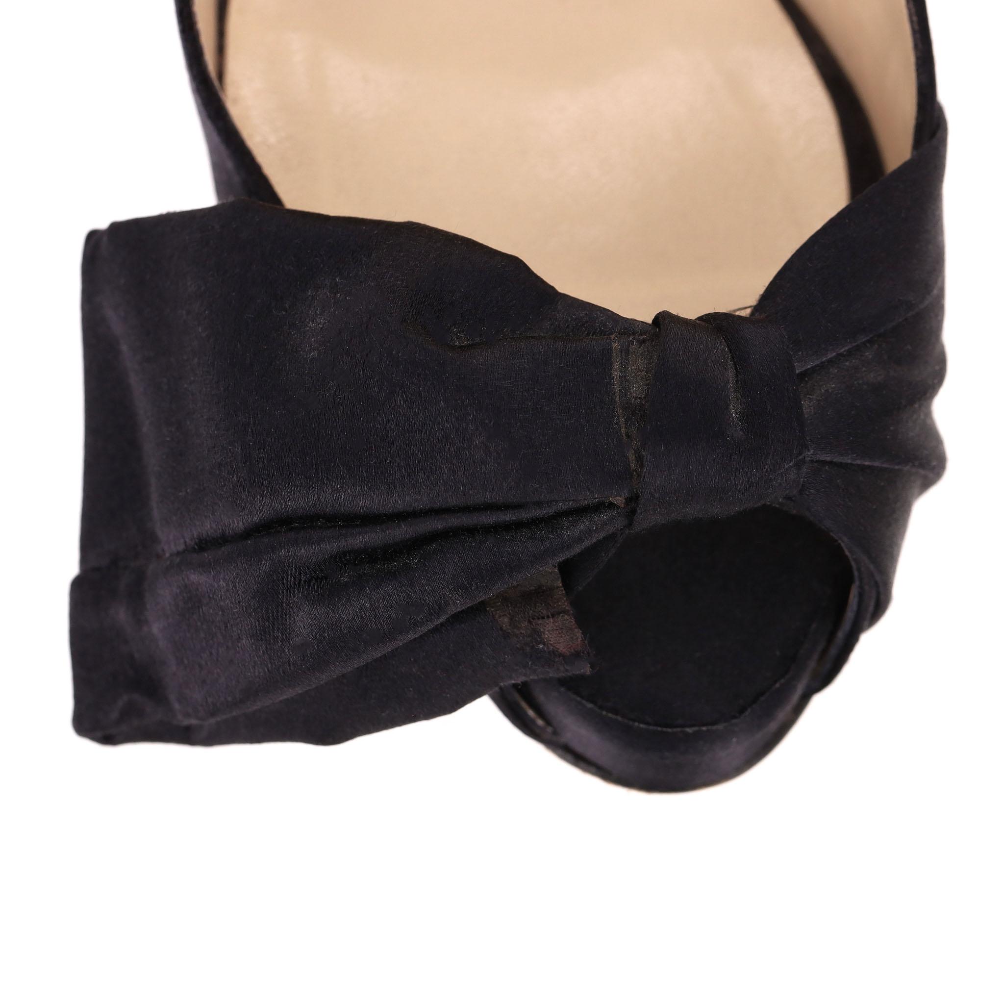 Christian Louboutin Bombas con punta y detalle de lazo de satén en venta 1