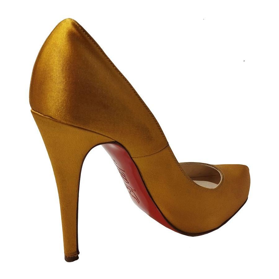 Satin Yellow color Heel height cm 12 (4,72 inches) Good overall conditions, few signs