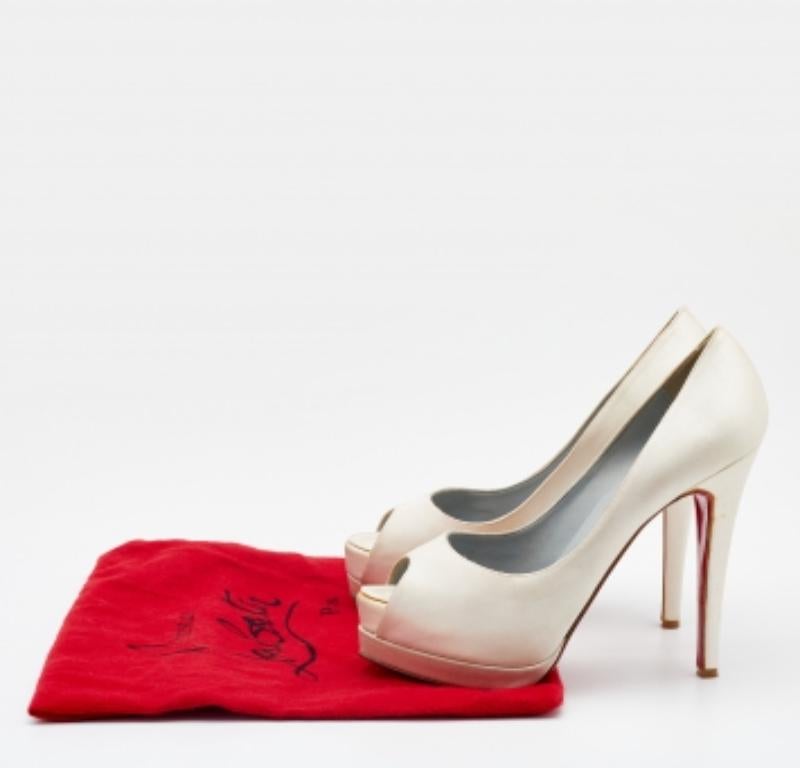 A la última moda, este par de zapatos de salón Christian Louboutin es elegante y femenino. Está creado en satén en una silueta arquitectónica con peep toes, plataformas y tacones de 13,5 cm. Con las emblemáticas suelas lacadas en rojo, estos zapatos