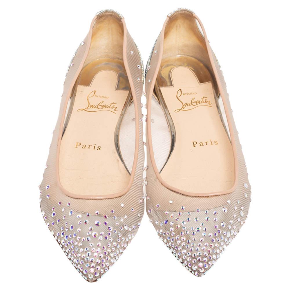 Pair your favorite outfit with these Christian Louboutin flats for a glamorous and stylish look. The flats are made from luxurious net and leather and come in lovely shades of silver and beige. The exterior is embellished with small crystals that