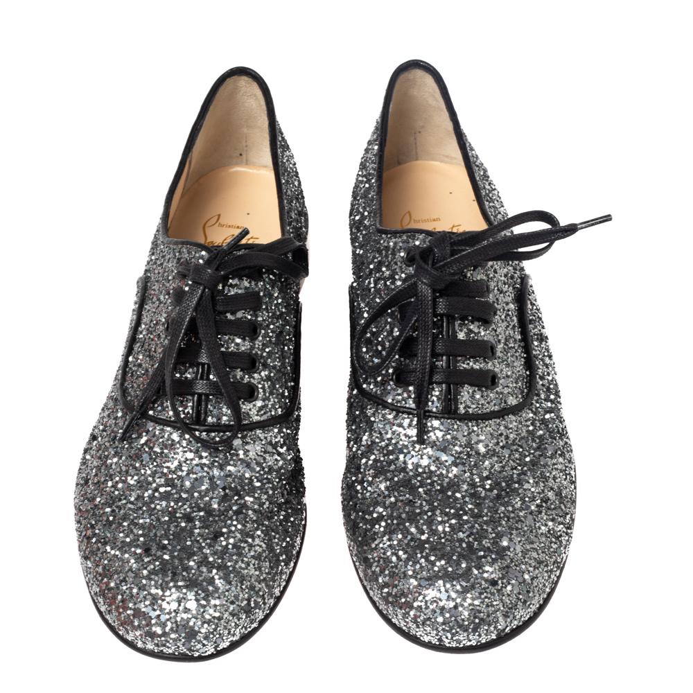 Add subtle shimmer and shine to your look by wearing these Fred oxfords from Christian Louboutin. Their dazzling exterior is crafted from silver glitter and features lace-up details on the vamps. Adorn your feet as you wear these fabulous