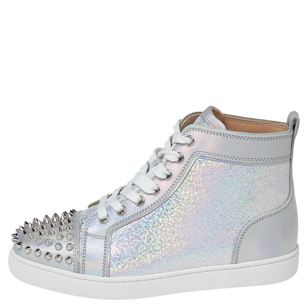 We see the 'punk rock' aesthetic of Christian Louboutin well-translated on these sneakers. They are crafted from leather with spikes decorated on the cap toes. Lace-ups and leather insoles complete them. The red soles of the high-top sneakers will