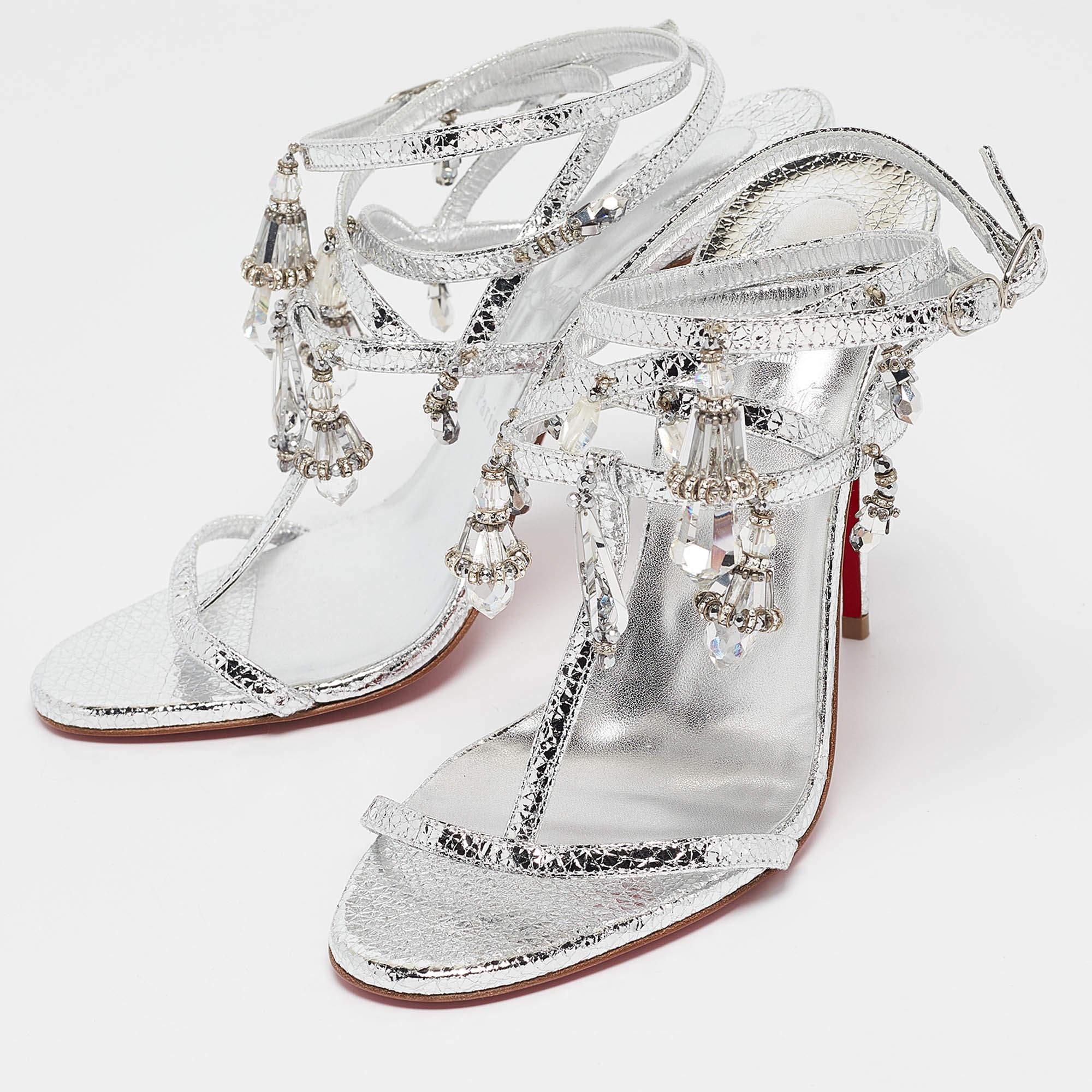 Questi sandali di Christian Louboutin sono proprio di tendenza. Sono realizzati in pelle argentata e sono dotati di fibbie alla caviglia e di dettagli sorprendenti sul cinturino della tomaia. Questa coppia accattivante susciterà sicuramente