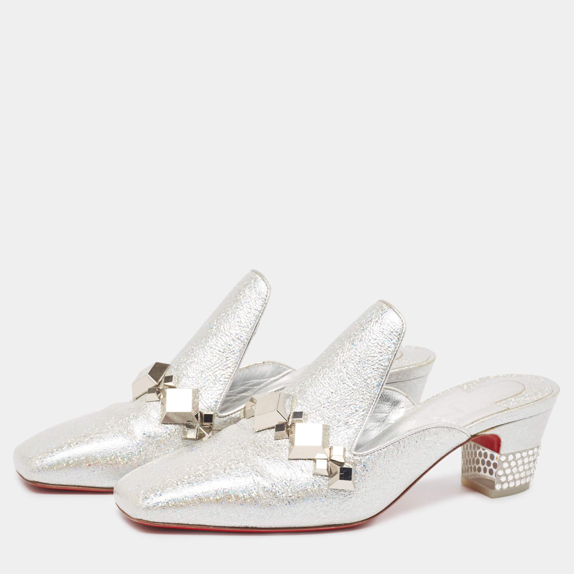 The fashion house's tradition of excellence coupled with modern design sensibilities works to make these mules a fabulous choice. Theyll help you deliver a chic look with ease.
