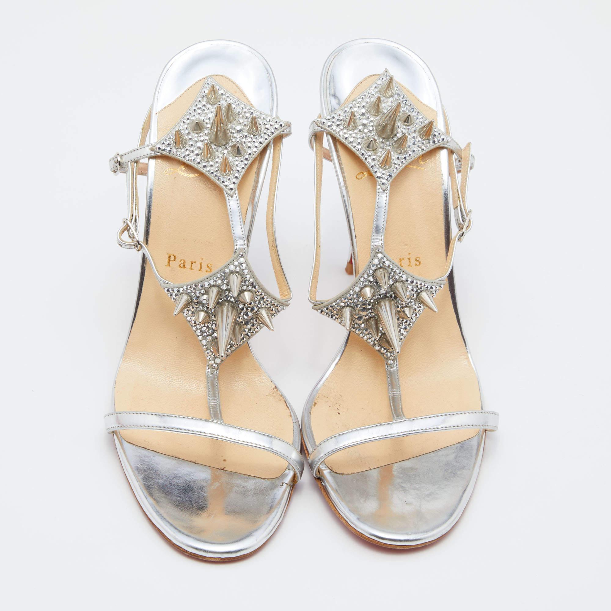 These sandals will frame your feet in an elegant manner. Crafted from quality materials, they flaunt a classy display, comfortable insoles & durable heels.

Includes: Original Dustbag

 
