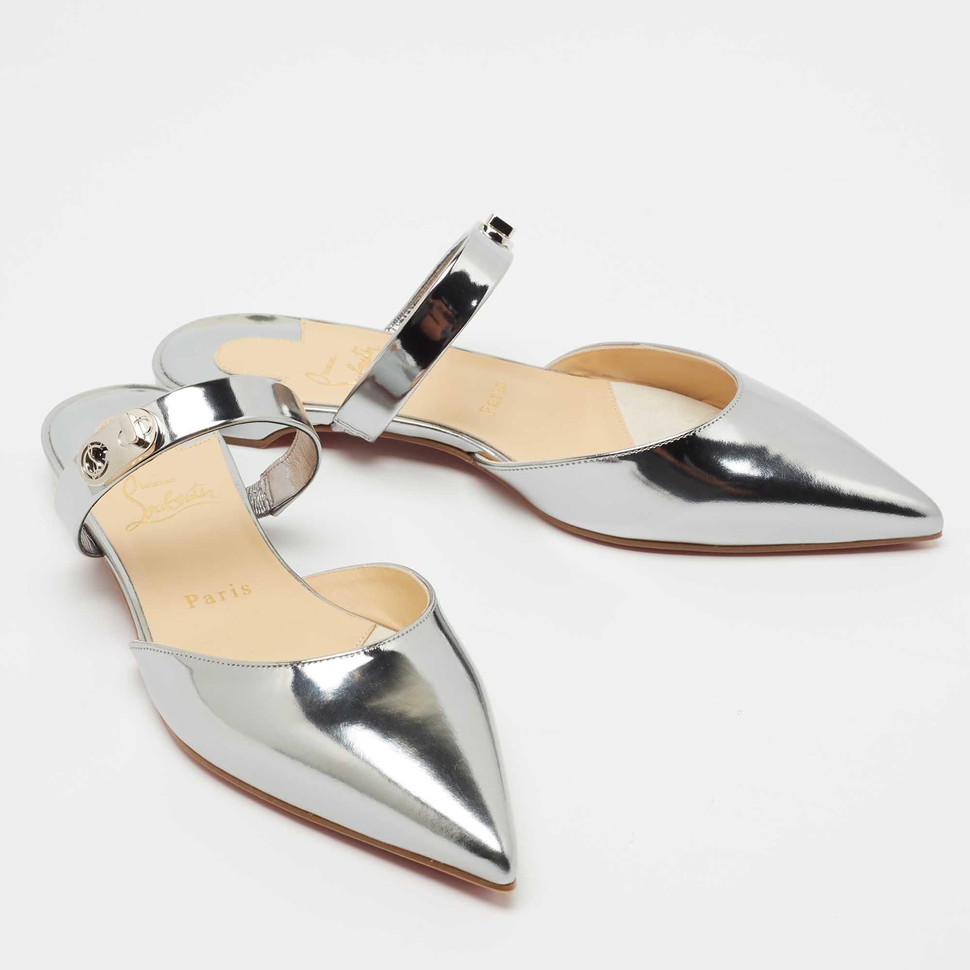 Christian Louboutin Silver Patent Leather Choc Lock Flat Mules Size 38 In New Condition In Dubai, Al Qouz 2