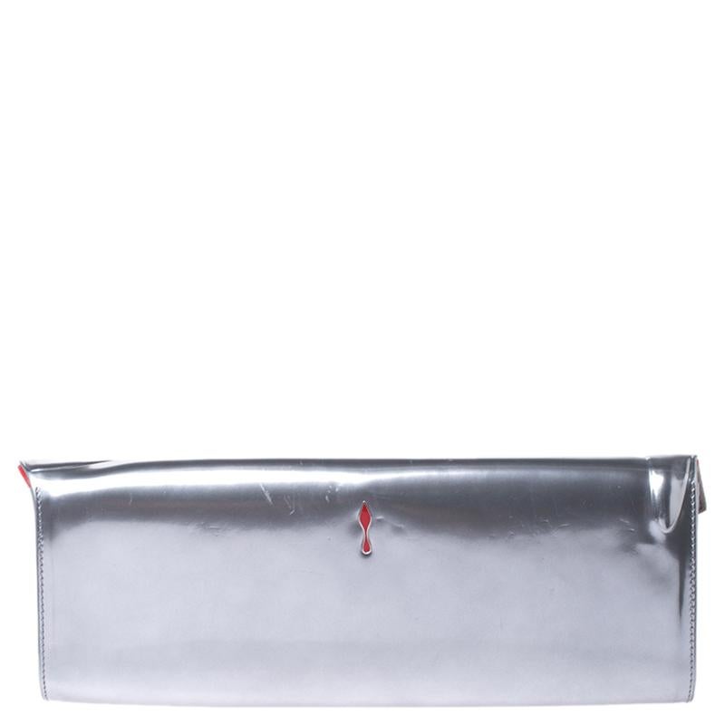 Look elegant with this 'So Kate' clutch from Christian Louboutin in your hand. Known for its excellent craftsmanship, the brand's piece is crafted in patent leather with a gloss finish. The clutch carries a beautiful flap that depicts the iconic