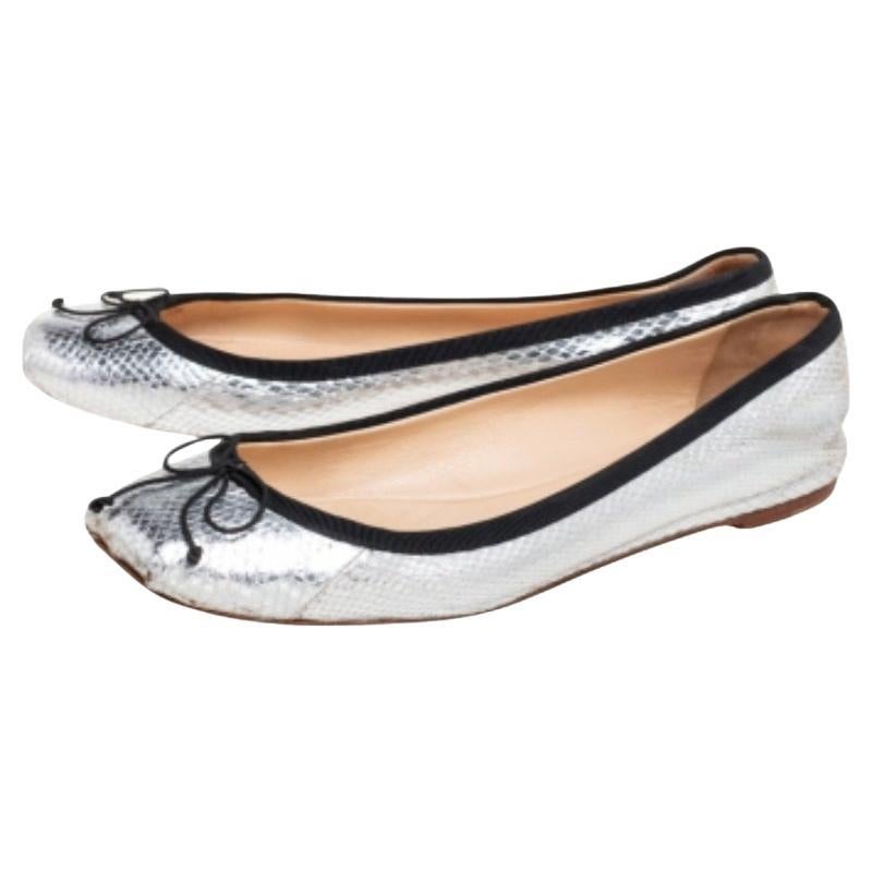 How chic are these ballet flats from the House of Christian Louboutin! They are made from silver python-embossed leather on the exterior. They showcase a slip-on feature and a bow motif on the toes. These ballet flats are the best pick for casual