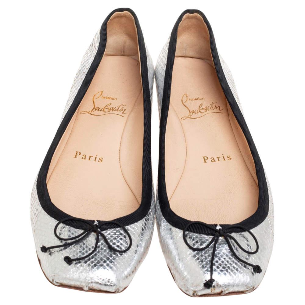 How chic are these ballet flats from the House of Christian Louboutin! They are made from silver python-embossed leather on the exterior. They showcase a slip-on feature and a bow motif on the toes. These ballet flats are the best pick for casual