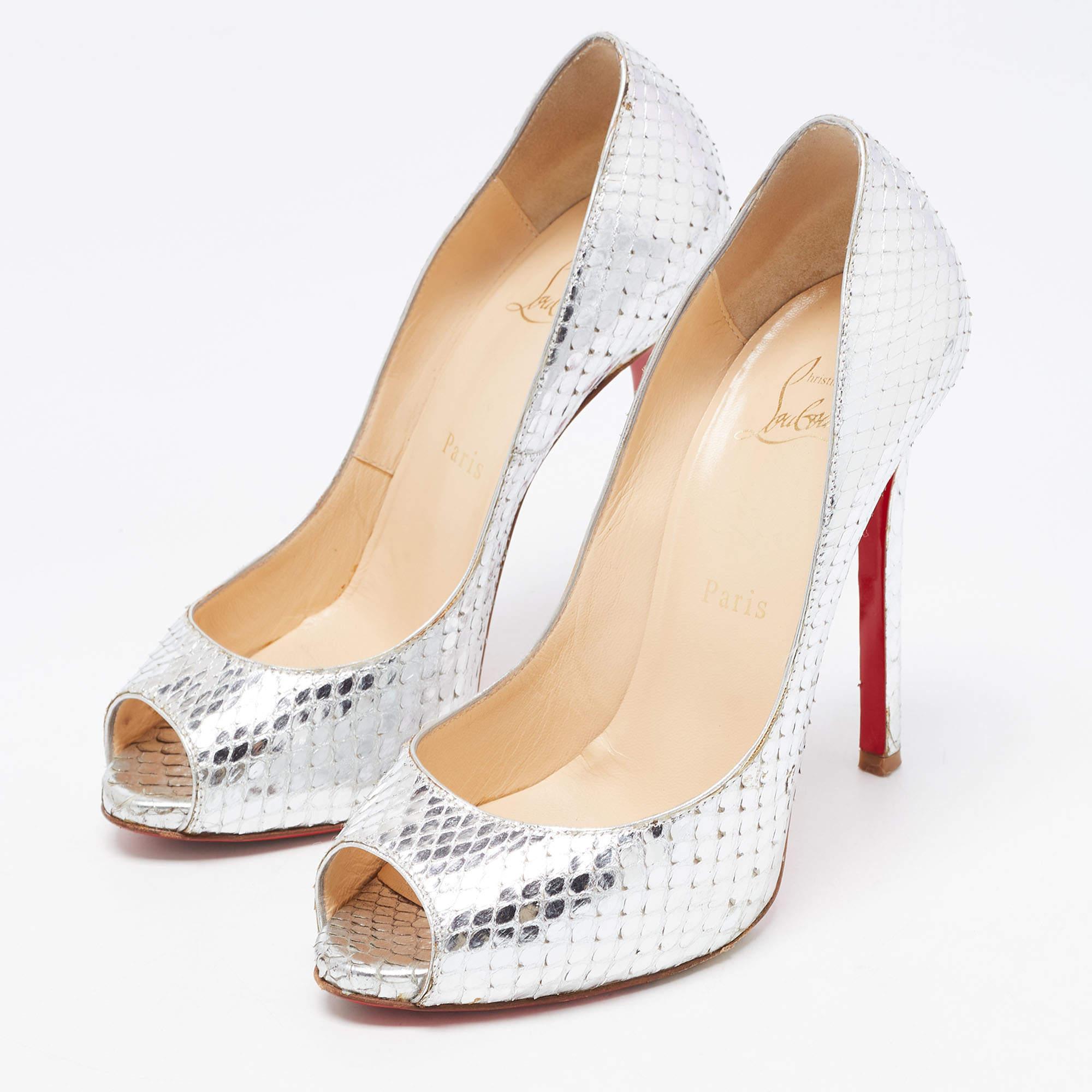 These Flo pumps from Christian Louboutin make a refined choice for evenings. Crafted from silver python leather, they feature peep toes and branded leather-lined insoles. This pair is elevated on 12 cm heels.

