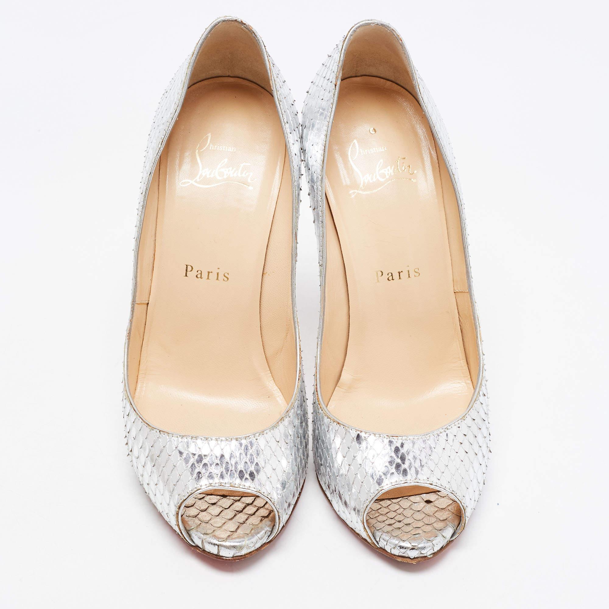 Beige Christian Louboutin escarpins à bout ouvert en python argenté, taille 37 en vente