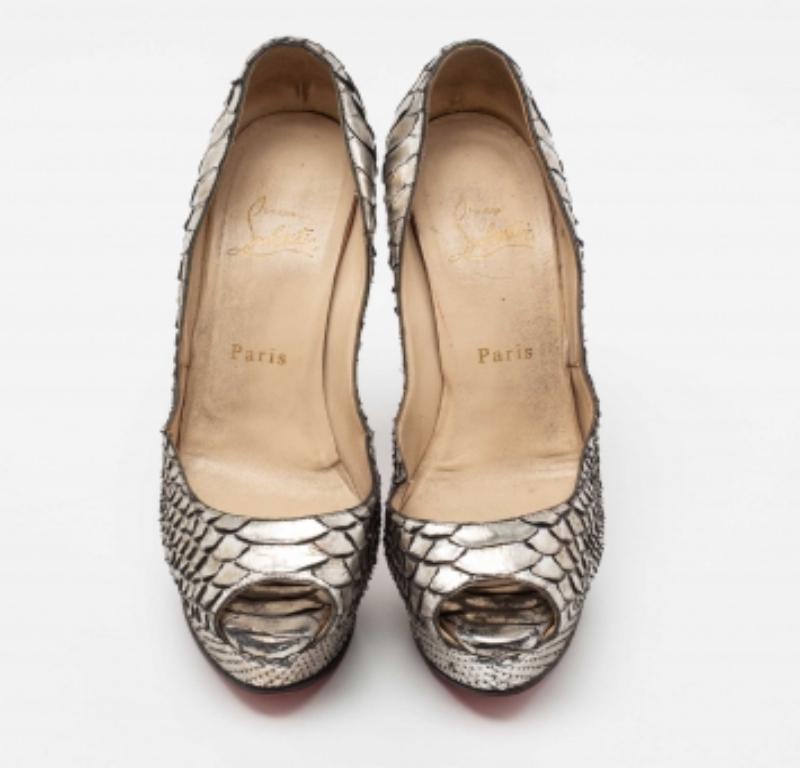 Christian Louboutin Silber Python Leder Lady Peep Toe Plateau Pumps Größe 37.5 im Zustand „Relativ gut“ im Angebot in Dubai, Al Qouz 2
