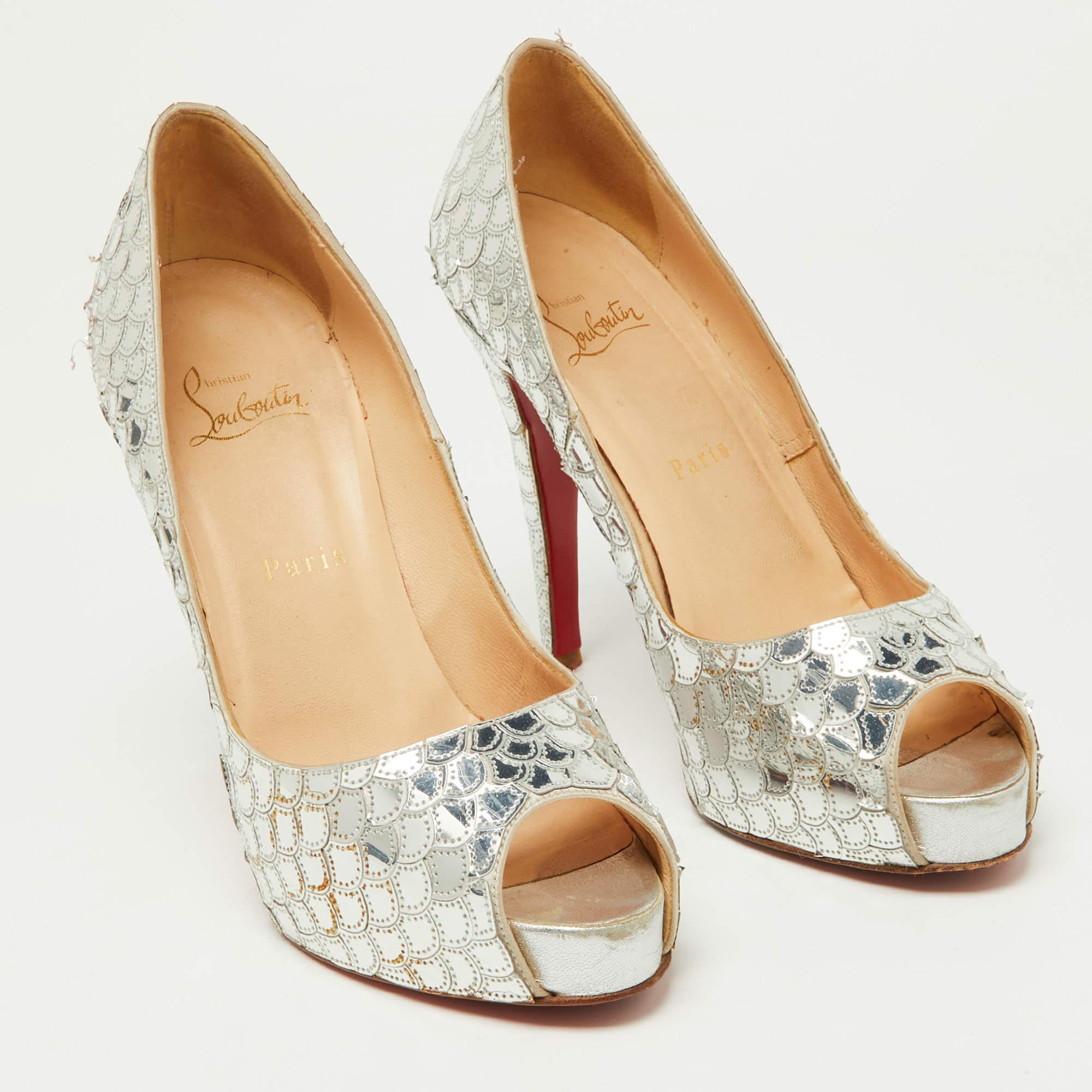 Christian Louboutin Silver Scaled Sequins and Leather Poseidon Pumps Size 38 In Fair Condition For Sale In Dubai, Al Qouz 2