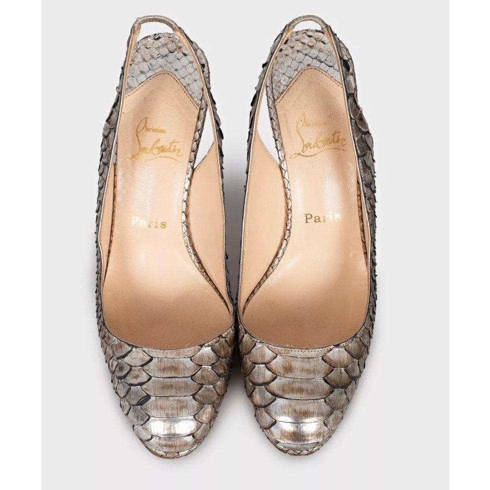 Gehen Sie stilvoll aus mit diesen atemberaubenden Christian Louboutin Slingback-Absätzen! Aus echtem Schlangenleder in einem metallischen Silberton gefertigt, strahlen diese Absätze Luxus und Raffinesse aus. Das Schlupfdesign und die runde