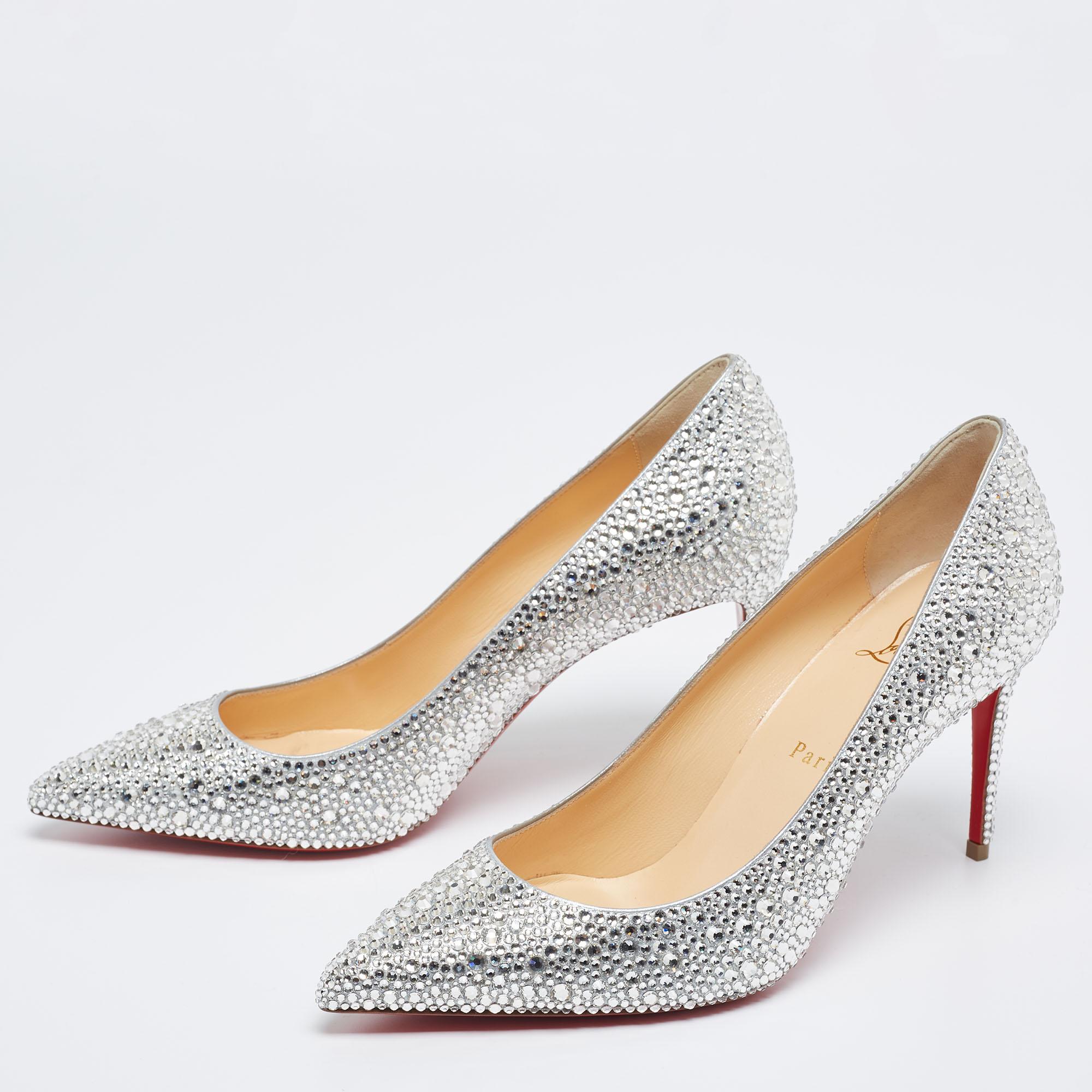How brilliantly stunning are these Christian Louboutin pumps! They have been made using leather and flaunt a shimmering silver hue on the exterior. They are finished with smooth insoles and slender 8.5 cm heels. Flaunt them at the next