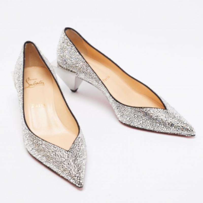 Queste décolleté di Christian Louboutin sono un'ottima scelta se vuoi aggiungerne un paio che sia glamour e comodo. Il paio è stato realizzato in Italia con pelle scamosciata impreziosita e con un tacco di 7 cm.