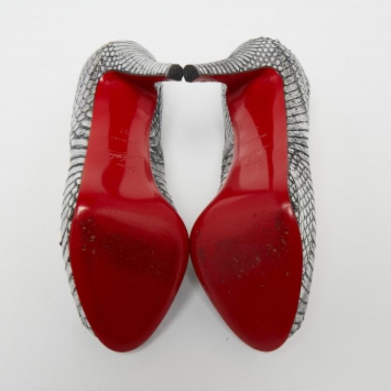 La silueta arquitectónica y los cortes precisos de este par de zapatos de salón de Christian Louboutin ejemplifican la maestría de la marca en el arte de fabricar tacones de aguja. Finamente creado a partir de piel de serpiente, se ha detallado con