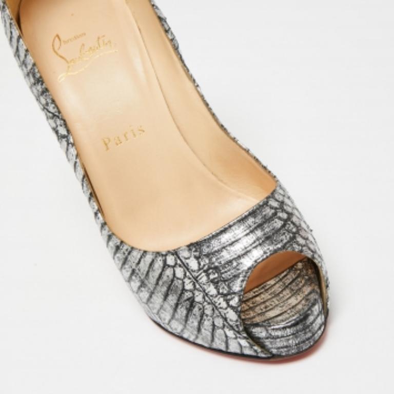 Christian Louboutin Bombas Peep-Toe de piel de serpiente de agua plateada Very Prive Talla 37 en Bueno estado para la venta en Dubai, Al Qouz 2