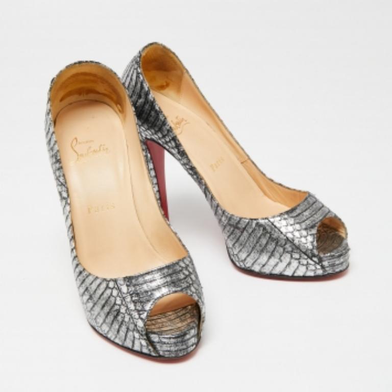 Christian Louboutin Bombas Peep-Toe de piel de serpiente de agua plateada Very Prive Talla 37 en venta 1