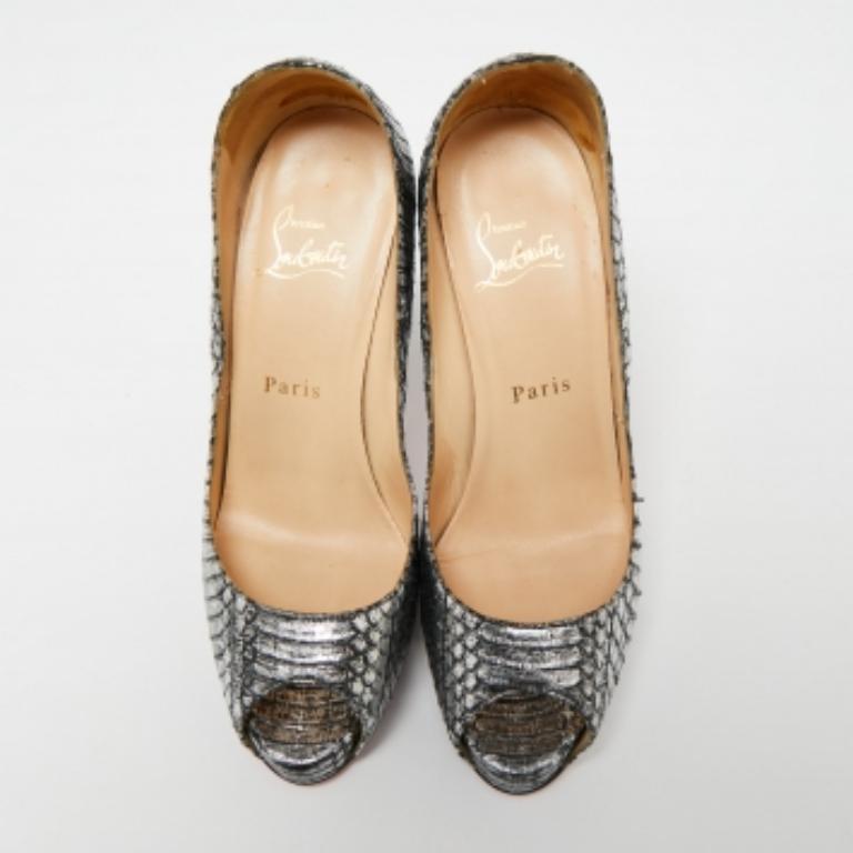 Christian Louboutin Bombas Peep-Toe de piel de serpiente de agua plateada Very Prive Talla 37 en venta 2