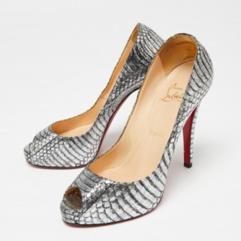Christian Louboutin Bombas Peep-Toe de piel de serpiente de agua plateada Very Prive Talla 37 en venta 3