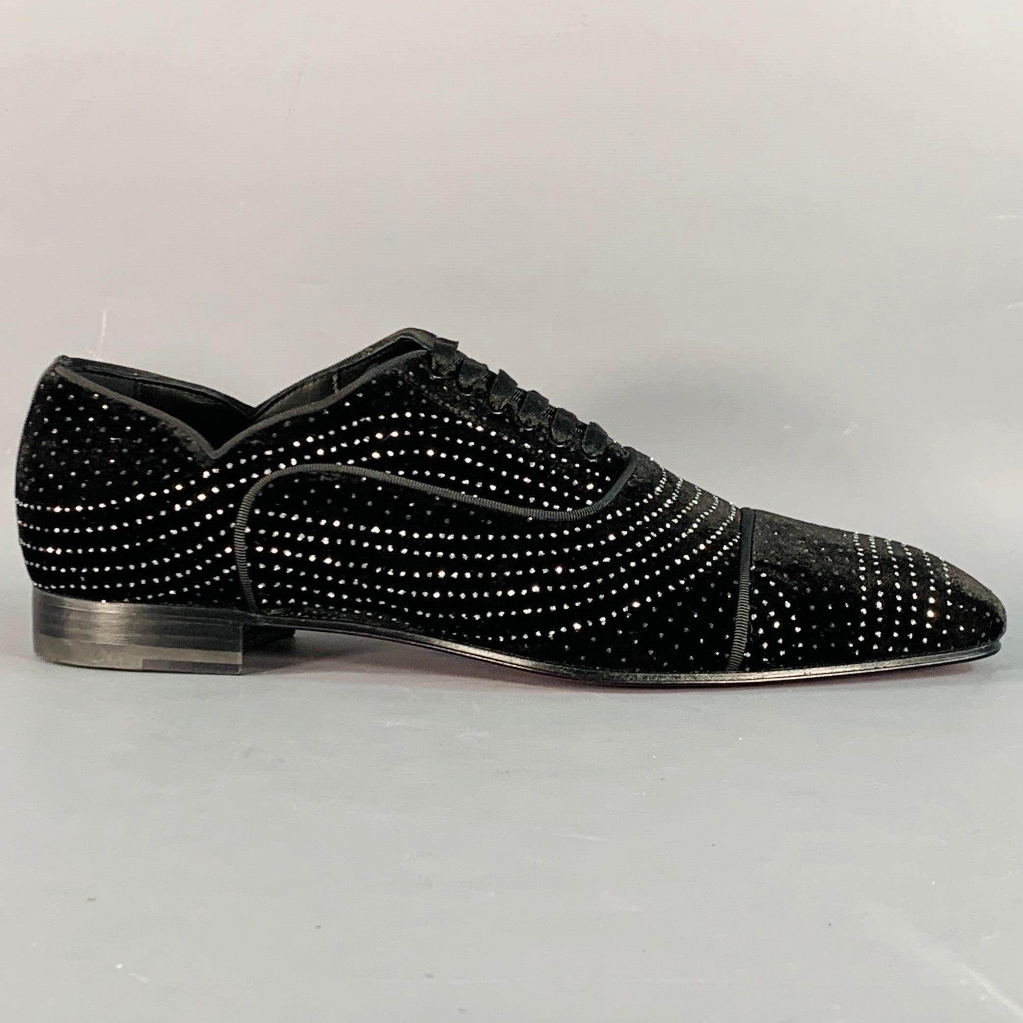 Scarpe Christian Louboutin
in tessuto di velluto nero con disegni a pois glitterati in tonalità argento metallizzato, punta a cappuccio e chiusura con lacci. Made in Italy.Nuovo senza scatola. Piccolo segno sulla suola sinistra, ma per il resto