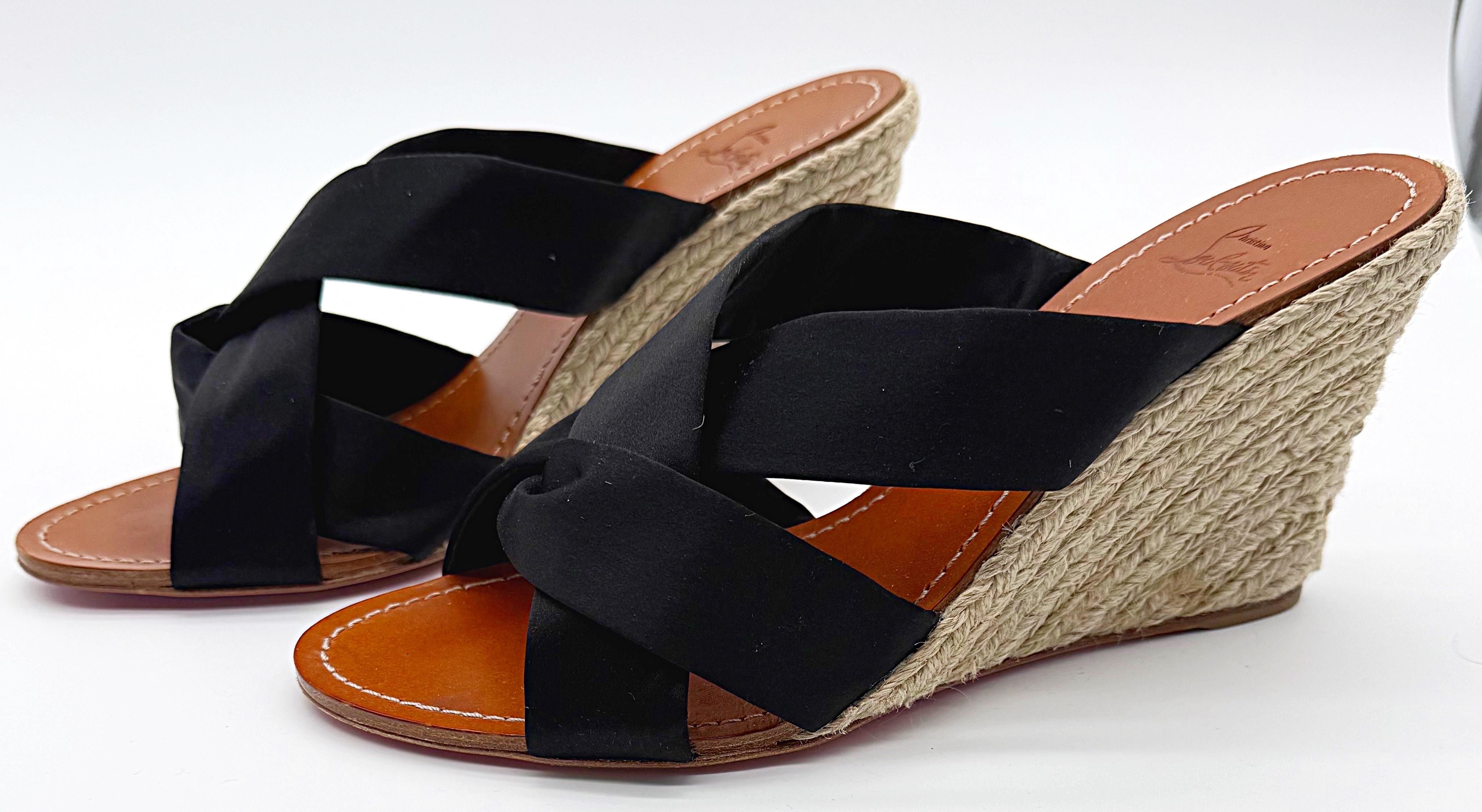 Sandales compensées Christian Louboutin Delfin ! Elle est dotée de bretelles en satin de soie noir et d'une semelle compensée en paille de raphia beige naturel. Les pantalons rouges de la marque. Il n'a été porté qu'une seule fois lors d'un