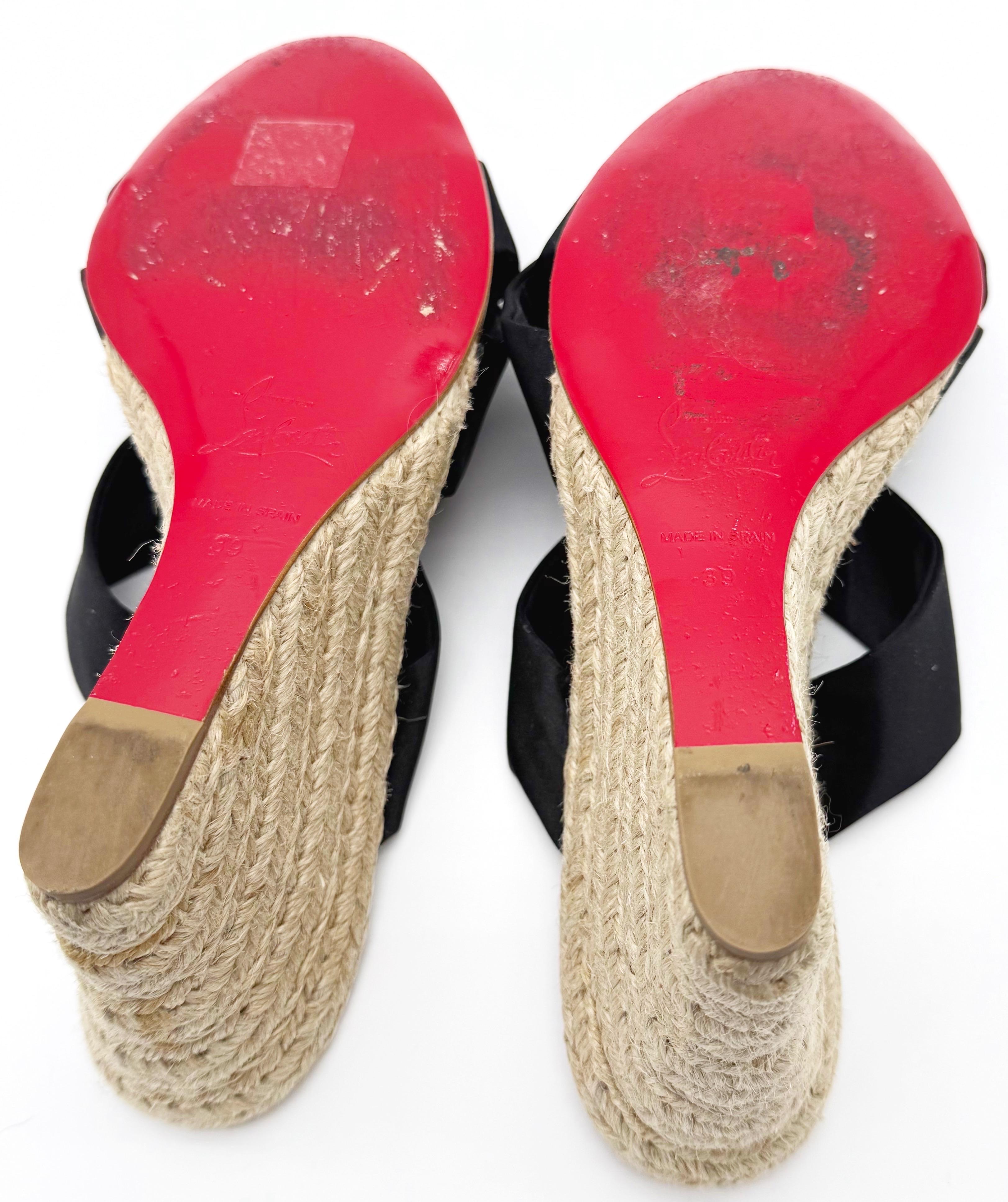 Christian Louboutin Taille 39 Delfin Noir Silk Satin Raffia Wedge Shoes Heels Excellent état - En vente à San Diego, CA