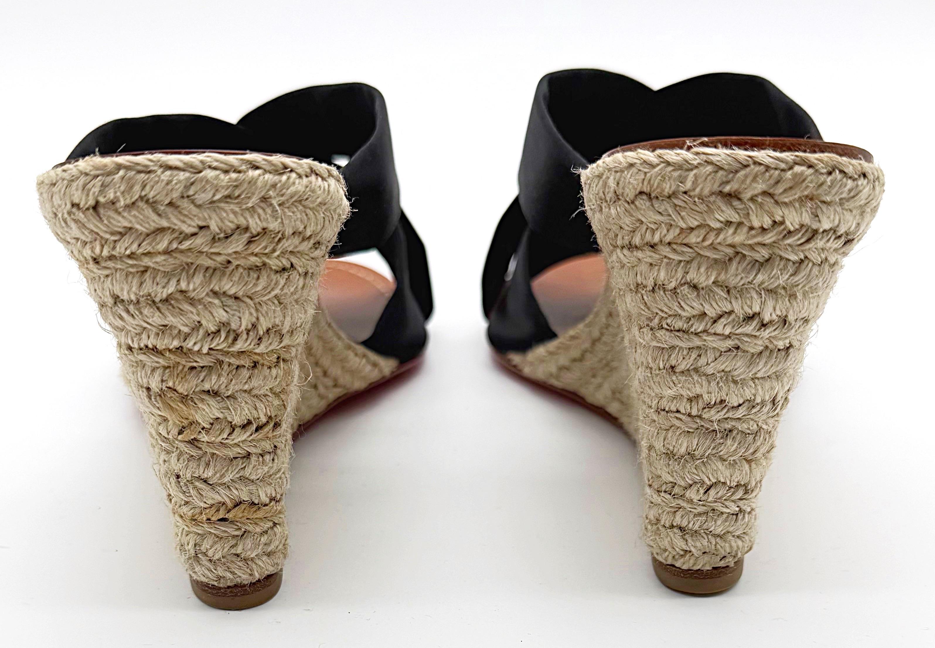 Christian Louboutin Taille 39 Delfin Noir Silk Satin Raffia Wedge Shoes Heels Pour femmes en vente