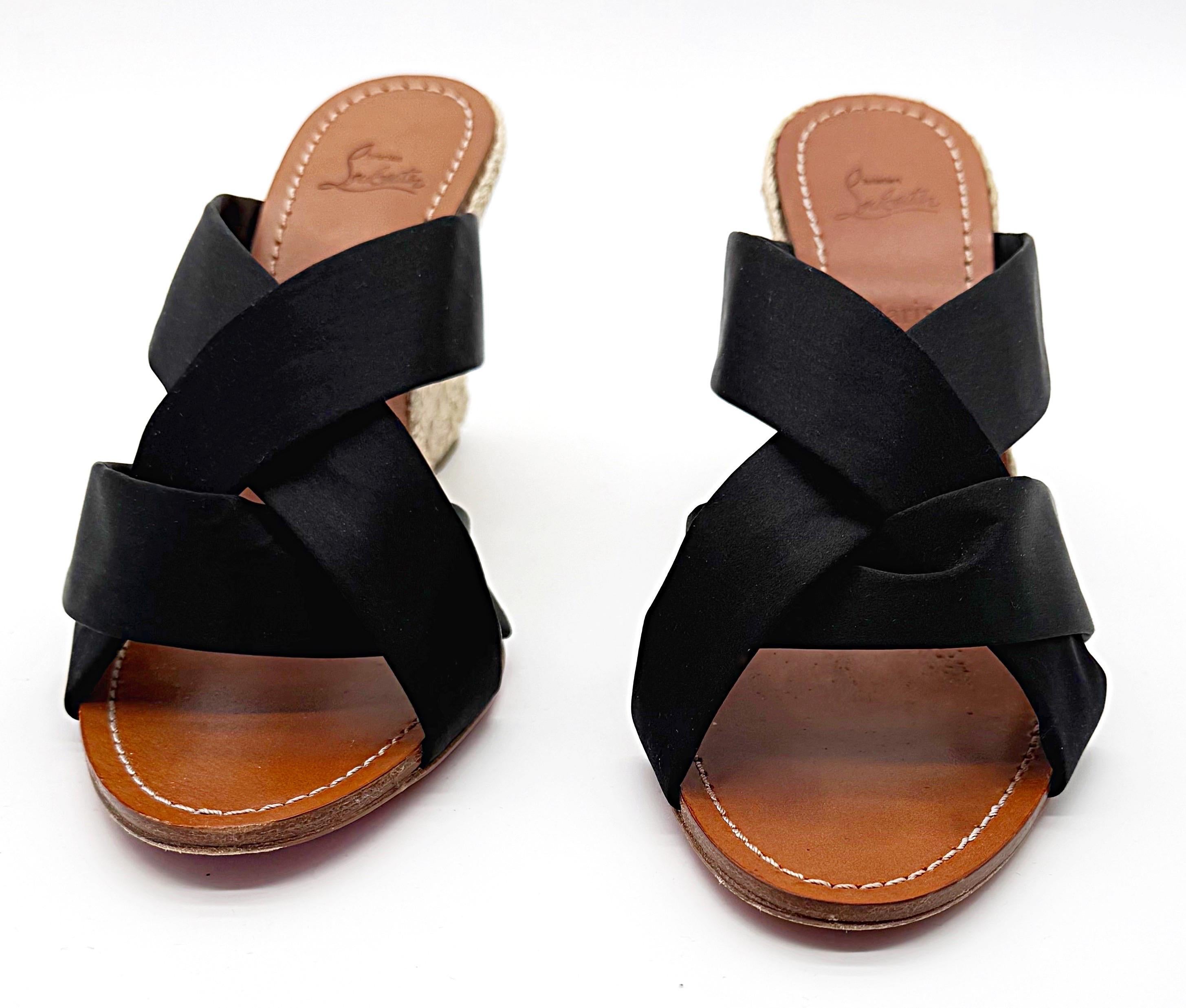 Christian Louboutin Taille 39 Delfin Noir Silk Satin Raffia Wedge Shoes Heels en vente 1