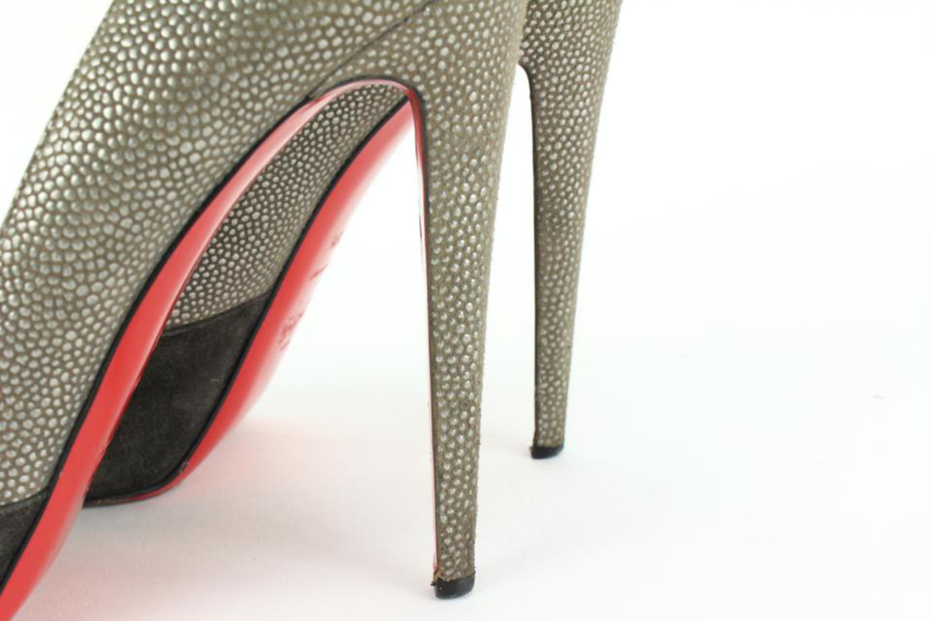 Women's Christian Louboutin Size 39.5 Maggie Grey Red Bottoms Metal toe 45cl54s For Sale