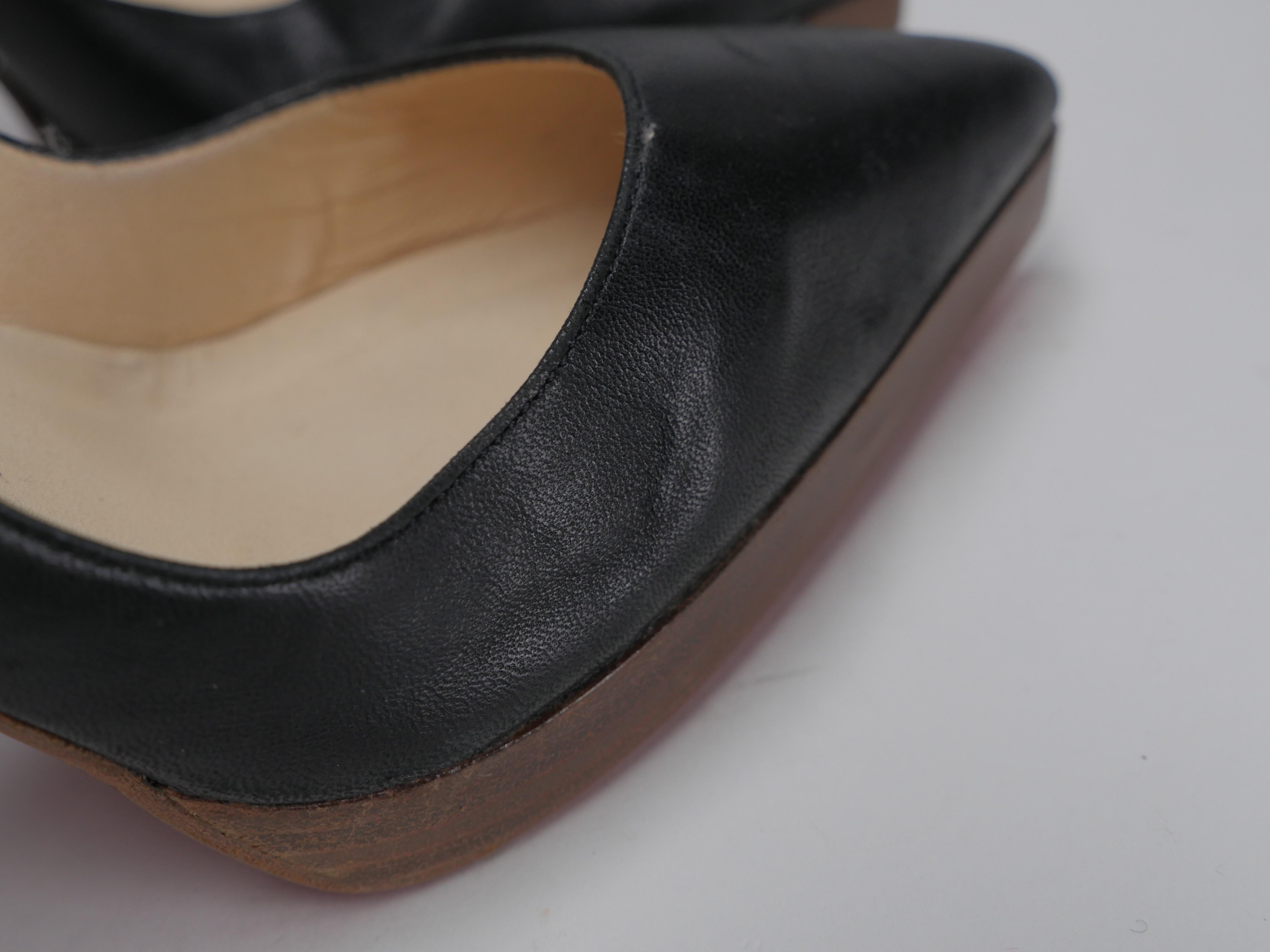 Christian Louboutin Size 40 Classic Pointed Toed Black Leather Pumps In Good Condition In Bridgehampton, NY