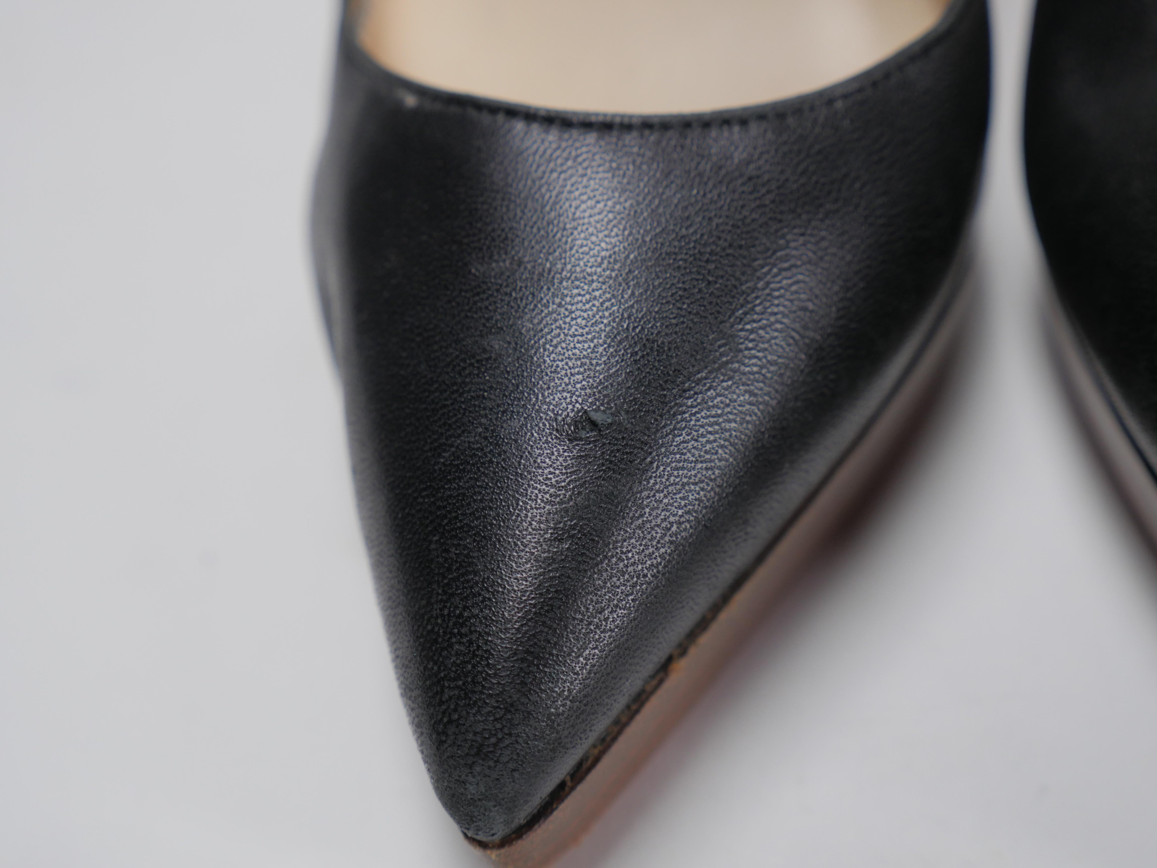 Women's or Men's Christian Louboutin Size 40 Classic Pointed Toed Black Leather Pumps