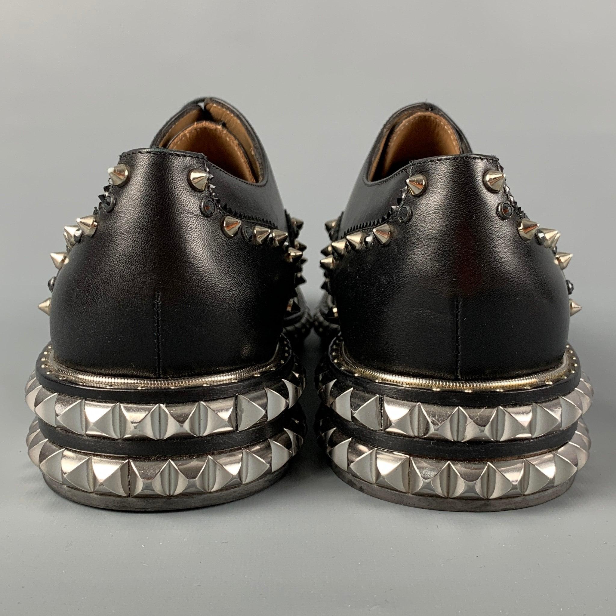CHRISTIAN LOUBOUTIN Größe 8 Schwarze Schuhe mit Nieten und Ohrstecker aus Leder mit Schnürung im Angebot 1