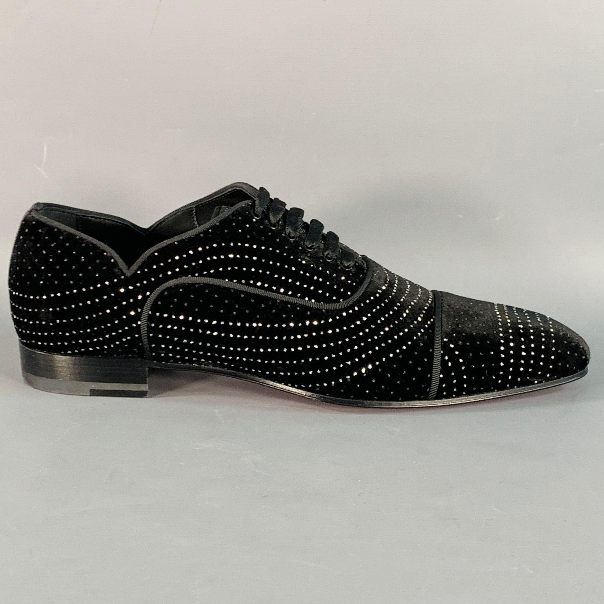Scarpe Christian Louboutin
in tessuto di velluto nero con disegni a pois glitterati in tonalità argento metallizzato, punta a cappuccio e chiusura con lacci. Made in Italy.Nuovo senza scatola.  

Contrassegnato:   IT 41.5Suola: 11,5 x 3,75 pollici