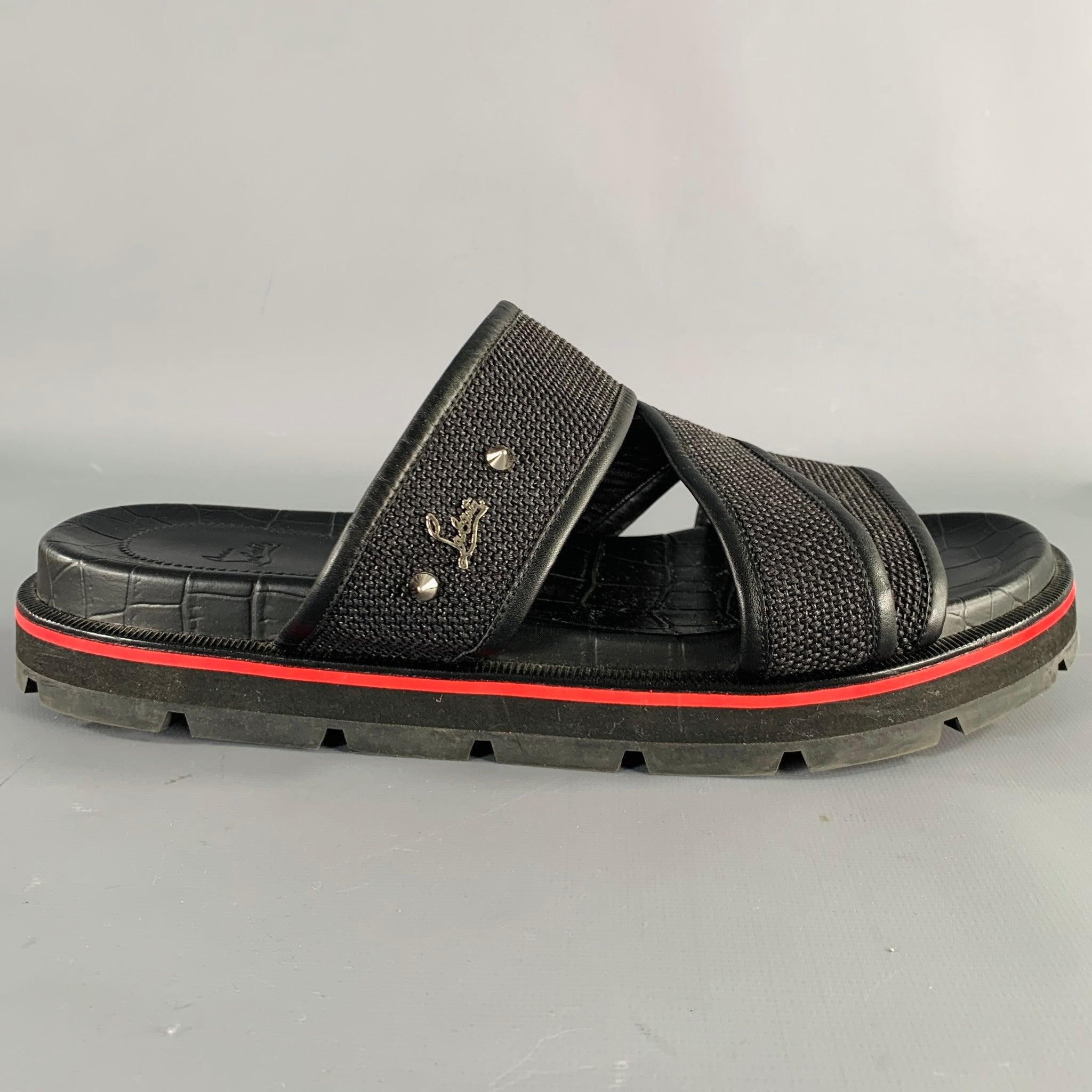 CHRISTIAN LOUBOUTIN Sandalen
aus schwarzem Leder mit gewebtem Stoff, mit den kultigen roten Sohlen, silberfarbenen Metalllogodetails und Schlupfverschluss. Wird mit Staubbeutel geliefert. Made in Italy Ausgezeichneter Pre-Owned Zustand. 

Markiert: 