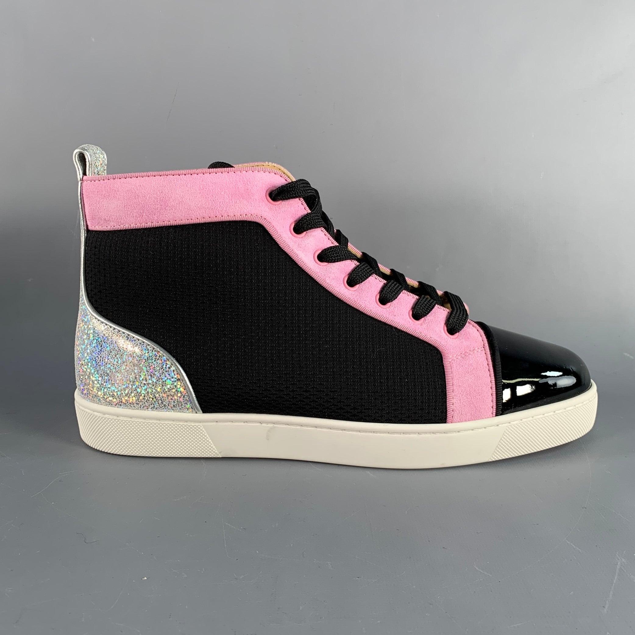 Les baskets CHRISTIAN LOUBOUTIN sont composées d'un mélange de matières noires et roses et présentent des détails holographiques argentés à l'arrière. Elles sont dotées d'une semelle rouge signature et se ferment à l'aide de lacets. Fabriqué en